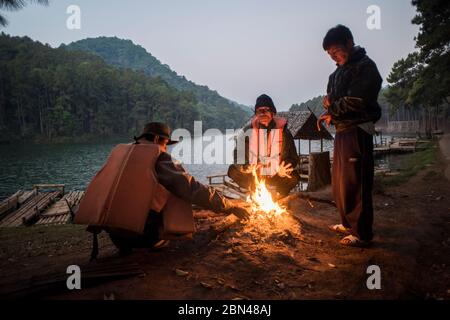 I conducenti di zattera di bambù attendono i turisti la mattina presto al lago Pang Ung, Mae Hong Son, Thailandia. Foto Stock