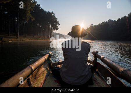 Giro in zattera di bambù all'alba al lago Pang Ung, Mae Hong Son, Thailandia. Foto Stock