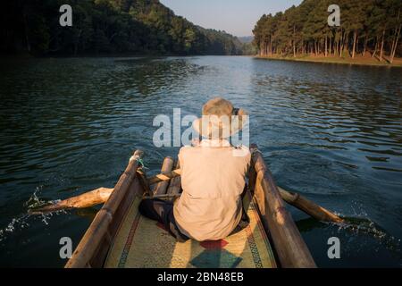 Giro in zattera di bambù all'alba al lago Pang Ung, Mae Hong Son, Thailandia. Foto Stock