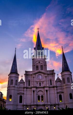 Tramonto Basilica Saint Louis Cattedrale facciata più antica Cattedrale Stati Uniti New Oreleans Louisiana. Costruito nel 1718 Luigi re di Francia più tardi Sain Foto Stock