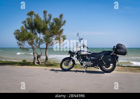 Odessa, Ucraina - Maggio 5,2020: Marchio motociclistico Avenger parcheggiato sulla passeggiata, stile di libertà e di viaggio. Stile retrò. Foto Stock