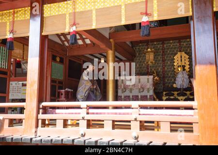 Fukuoka-Japan-0008Oct092019 il sacerdote Shintoato esegue la cerimonia al tempio di Shintoin a Dazaifu Giappone. Foto Stock