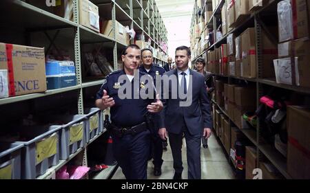 Fotografia storica di CBP Commissario Kevin K. McAleenan: U.S. Delle dogane e della protezione delle frontiere il Commissario facente funzione Kevin K. McAleenan tours la vault all'Otay Mesa, California, cargo impianto che contiene oltre 125.000 kg di stupefacenti sequestrati, 12 ottobre 2017. Stati Uniti Delle dogane e della protezione delle frontiere foto da Charles Csavossy Foto Stock