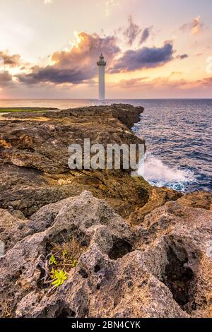 Bellissimo tramonto a Capo Zanpa con faro di Zanpa sulla scogliera sopra l'oceano, isola di Okinawa in Giappone Foto Stock