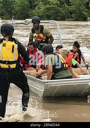 Uvalde, Texas – agenti di border Patrol insieme al personale dell'ufficio doganale e marittimo di Border Protection Air and Marine, del Dipartimento Texas per la pubblica sicurezza, del Dipartimento Texas Parks and Wildlife, delle agenzie di polizia locali, nonché di diversi cittadini privati hanno Unito i loro sforzi per salvare 29 persone da inondazioni lampo qui, domenica. "Gli agenti del Rio sono addestrati, attrezzati e pronti a rispondere in tempi di emergenze naturali", ha dichiarato Felix Chavez, Chief Patrol Agent del Rio Sector. "Gli sforzi congiunti tra i nostri partner locali, statali e federali ci consentono di rispondere rapidamente alle nostre ricerche e r Foto Stock