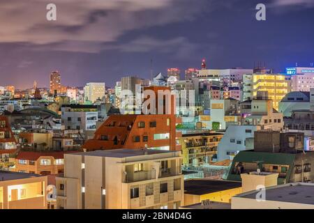 Naha, Prefettura di Okinawa / Giappone - 28 febbraio 2018: Vista notturna del paesaggio urbano di Naha, capitale della Prefettura di Okinawa, Giappone Foto Stock