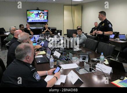 Casey Durst, il CBP portare campo Coordinatore per la regione 3, conduce un Emergency Operations Center informazioni sulle misure CBP è tenuto a tutore per l'uragano Florence a Baltimore, 12 settembre 2018. Foto Stock