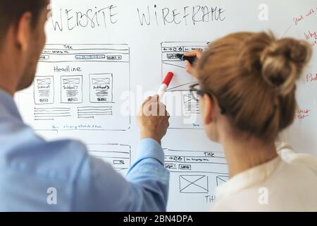 UI UX team di progettisti che lavorano su un nuovo sito web wireframe in ufficio Foto Stock