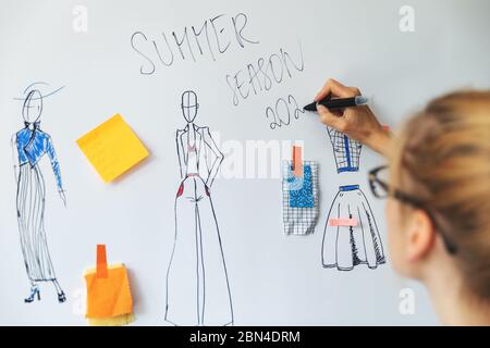 stilista di moda che lavora alla sua nuova collezione di abbigliamento estivo Foto Stock