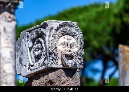 Maschera teatrale, parte della decorazione architettonica del teatro, Teatro di Ostia, Anfiteatro Romano, Ostia Antica, Ostia, Italia Foto Stock