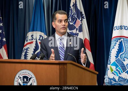 Il Vice Commissario responsabile del CBP Robert Perez ha recato il discorso di apertura al mese del Patrimonio Nazionale ispanico delle dogane e della protezione delle frontiere degli Stati Uniti, dal titolo "Hispanics: One Endless Voice to Enhance Our Traditions" (ispanics: One Endless Voice to Enhance Our Traditions) presso la sede della dogana e della protezione delle frontiere degli Stati 4 2018 Foto Stock