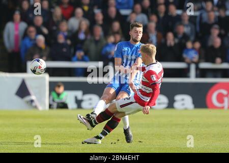 HARTLEPOOL, INGHILTERRA - Craig Alcock di Doncaster Rovers passa downfield dopo Hartlepool United's Lewis Hawkins durante la partita SKY Bet League 2 tra Hartlepool United e Doncaster Rovers a Victoria Park, Hartlepool sabato 6 maggio 2017 (Credit: Mark Fletcher | MI News) Foto Stock