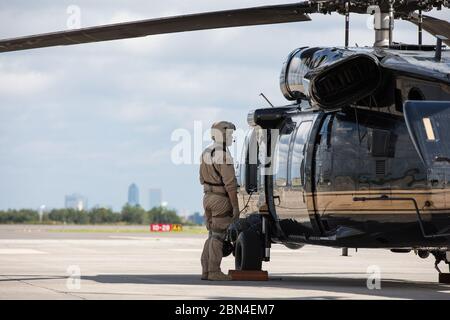 Un'Aria e operazioni Marine Black Hawk equipaggio si prepara a discostarsi Jacksonville, Florida per operazioni di ricerca e salvataggio risposta nella luce dell uragano Michael il 11 ottobre 2018. Foto Stock