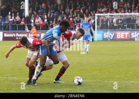 HARTLEPOOL, INGHILTERRA - Niall Mason e Joe Wright di Doncaster Rovers sfida Devante Rodney di Hartlepool Uniti per il pallone durante la PARTITA SKY Bet League 2 tra Hartlepool United e Doncaster Rovers a Victoria Park, Hartlepool Sabato 6 maggio 2017 (Credit: Mark Fletcher | MI News) Foto Stock