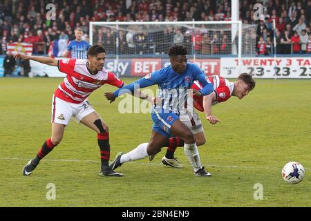 HARTLEPOOL, INGHILTERRA - Niall Mason e Joe Wright di Doncaster Rovers sfida Devante Rodney di Hartlepool Uniti per il pallone durante la PARTITA SKY Bet League 2 tra Hartlepool United e Doncaster Rovers a Victoria Park, Hartlepool Sabato 6 maggio 2017 (Credit: Mark Fletcher | MI News) Foto Stock