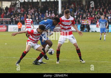 HARTLEPOOL, INGHILTERRA - Niall Mason e Joe Wright di Doncaster Rovers sfida Devante Rodney di Hartlepool Uniti per il pallone durante la PARTITA SKY Bet League 2 tra Hartlepool United e Doncaster Rovers a Victoria Park, Hartlepool Sabato 6 maggio 2017 (Credit: Mark Fletcher | MI News) Foto Stock