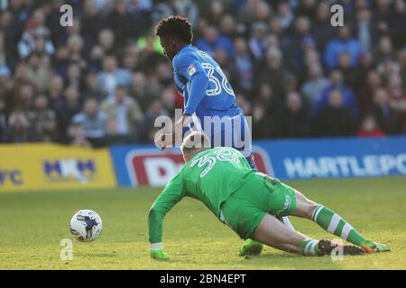 HARTLEPOOL, INGHILTERRA - Devante Rodney di Hartlepool United prende il pallone tondo Doncaster Rovers' Ian Lawlor per segnare il loro secondo gol durante la partita SKY Bet League 2 tra Hartlepool United e Doncaster Rovers a Victoria Park, Hartlepool Sabato 6 maggio 2017 (Credit: Mark Fletcher | MI News) Foto Stock