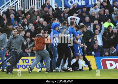 HARTLEPOOL, INGHILTERRA - Devante Rodney di Hartlepool United celebra con Connor Simpson, Lewis Hawkins e i loro fan dopo aver segnato il loro secondo gol durante la partita SKY Bet League 2 tra Hartlepool United e Doncaster Rovers a Victoria Park, Hartlepool sabato 6 maggio 2017 (Credit: Mark Fletcher | MI News) Foto Stock