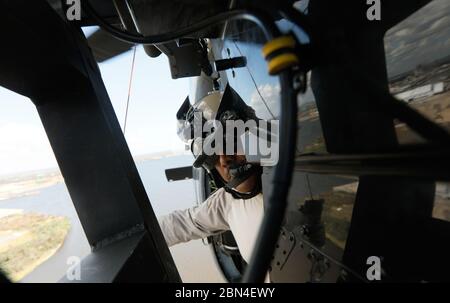 Un U.S. Delle dogane e della protezione delle frontiere aria e operazioni Marine UH-60 Black Hawk equipaggio di volo effettua una operazione di soccorso per evacuare un paio dalla loro casa danneggiata a seguito dell'Uragano Michael che ha lasciato una strisciata di distruzione in tutta la zona vicino a Città di Panama, Florida, 11 ottobre 2018. Il volo ha avuto origine a Naval Air Station Jacksonville, Florida. Stati Uniti Delle dogane e della protezione delle frontiere Foto Stock