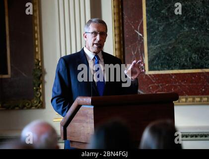 Lo United States Interdiction Coordinator (USIC) onora ogni anno gli sforzi eccezionali nell'interdizione tra agenzie, con i 2018 premi che rappresentano diverse unità come la US Coast Guard Cutter James (WMSL 754) e la Joint Interagency Task Force West and South, riconoscendo l'eccellenza nelle operazioni di interdizione in più domini. Foto Stock