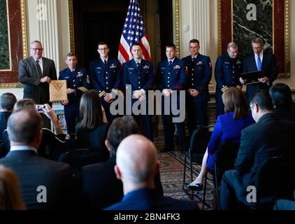 Nel 2018, lo United States Interdiction Coordinator (USIC) ha assegnato prestazioni eccezionali negli sforzi di interdizione in otto diverse unità, riconoscendo i risultati ottenuti nell'interdizione marittima e terrestre, comprese le operazioni della Guardia Costiera degli Stati Uniti e della Joint Interagency Task Force. Foto Stock