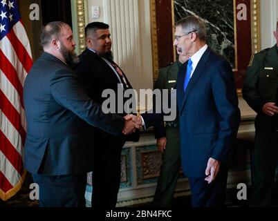 Nel 2018, lo United States Interdiction Coordinator (USIC) ha riconosciuto prestazioni eccezionali negli sforzi di interdizione tra agenzie. I premi di otto diverse unità, tra cui la Guardia Costiera americana Cutter James (WMSL 754), sono stati onorati per il loro contributo alle operazioni di sicurezza nazionale e interdizione. Foto Stock