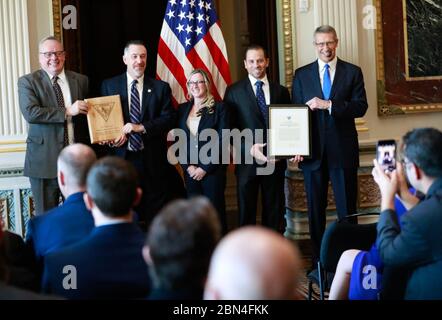 Lo United States Interdiction Coordinator (USIC) ha riconosciuto prestazioni eccezionali nella comunità di interdizione per il 2018. I vincitori provenivano da varie unità, tra cui la Guardia Costiera americana Cutter James (WMSL 754) e la Joint Interagency Task Force. Foto Stock