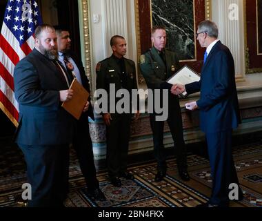 Lo United States Interdiction Coordinator (USIC) onora ogni anno le eccezionali prestazioni interagenzie. I 2018 premiati includevano personale della Guardia Costiera degli Stati Uniti Cutter James (WMSL 754) e diverse altre unità interagenzie coinvolte in operazioni di interdizione alla droga e forze dell'ordine. Foto Stock