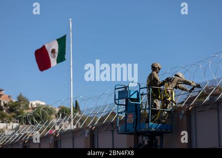 I soldati della U.S. Esercito ingegnere 104th Società di costruzioni, sessantaduesima Engineer battaglione, 36th Engineer Brigade installare il filo di concertina presso il Morley Gate porta pedonale in Nogales Arizona il 7 novembre 2018. I membri della 104th unità militari stanno rafforzando le disposizioni in materia di sicurezza con filo di concertina a sostegno del funzionamento sicuro di linea. Stati Uniti Delle dogane e della protezione delle frontiere Foto Stock