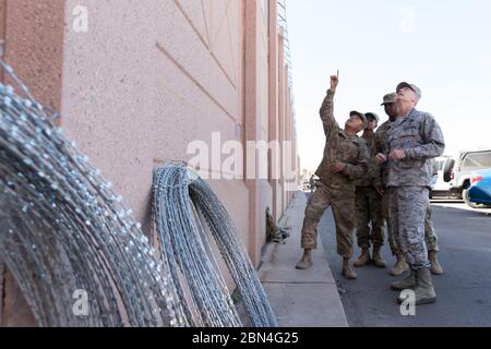 Terrence generale J. O'Shaughnessy, comandante di USNORTHCOM, orologi come soldati DA PARTE DEGLI STATI UNITI Esercito ingegnere 104th Società di costruzioni, sessantaduesima Engineer battaglione, 36th Engineer Brigade installare il filo di concertina presso il porto DeConcini in Nogales Arizona il 7 novembre 2018. I membri della 104th unità militari stanno rafforzando le disposizioni in materia di sicurezza con filo di concertina a sostegno del funzionamento sicuro di linea. Stati Uniti Delle dogane e della protezione delle frontiere Foto Stock