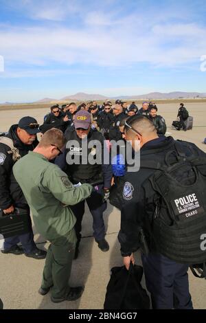 Il 15 novembre 2018, gli ufficiali della dogana e della protezione dei confini degli Stati Uniti arrivarono a Brown Field vicino a San Diego, in California, come parte dell'operazione Secure Line per migliorare la sicurezza e affrontare potenziali contingenze lungo il confine meridionale della California. Foto Stock