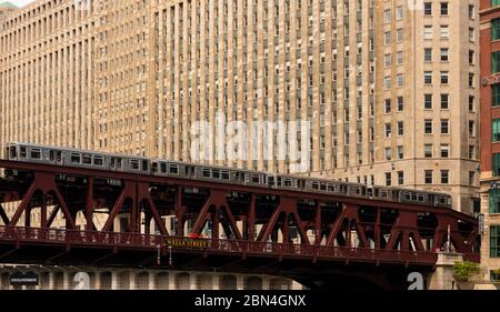 L treno in cima al ponte Wells Street a Chicago, Illinois Foto Stock