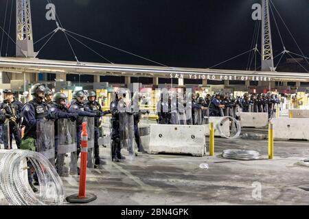 Alle 3:15 la dogana e la protezione delle frontiere degli Stati Uniti hanno temporaneamente sospeso il trattamento al porto di ingresso di San Ysidro per il traffico pedonale e di veicoli in direzione nord. Il trattamento riprende alle 6:25 con possibili ritardi per i viaggiatori. Foto Stock