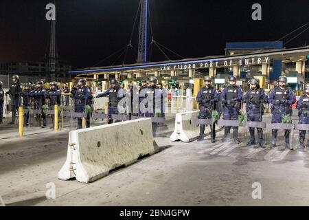 Di recente, la dogana e la protezione delle frontiere (CBP) degli Stati Uniti hanno temporaneamente sospeso il trattamento verso nord al valico di frontiera di San Ysidro a causa di problemi operativi. L'elaborazione riprende entro le 6:25, con le stime aggiornate dei tempi di attesa per i viaggiatori. Foto Stock