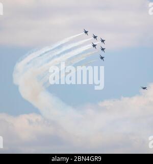 Chicago, Illinois, Stati Uniti. 12 maggio 2020. - la dimostrazione di volo della marina degli Stati Uniti Squadron Blue Angels che volano sopra Chicago il martedì come parte dell'America forte per salutare gli operatori sanitari di linea, il personale essenziale e tutti coloro che sono colpiti da COVID-19 a Chicago, il. Credit: csm/Alamy Live News Foto Stock