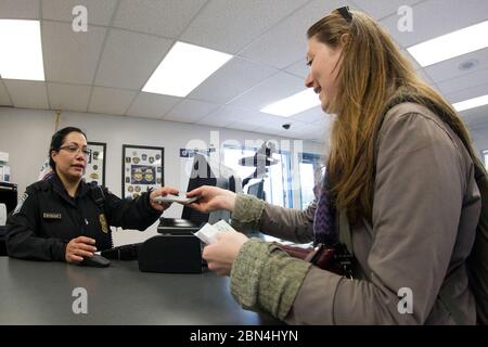 La dogana e la protezione delle frontiere degli Stati Uniti (CBP) effettua operazioni di pre-sdoganamento all'attraversamento del traghetto a Victoria, Canada. I passeggeri vengono processati attraverso la dogana prima di salire a bordo del traghetto per garantire la conformità alle normative di ingresso degli Stati Uniti. Questo processo facilita i viaggi internazionali tra il Canada e gli Stati Uniti Foto Stock