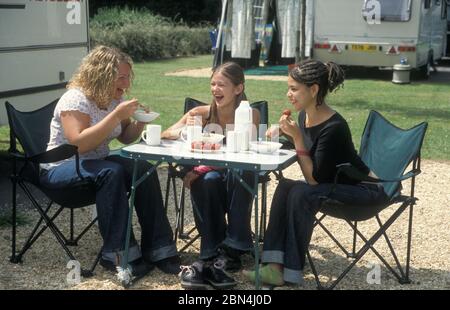 tre ragazze adolescenti in campeggio viaggio Foto Stock