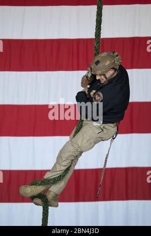 Il 31 gennaio 2019, un agente delle operazioni aeree e marittime della Customs and Border Protection degli Stati Uniti ha dimostrato tecniche di respingimento ai membri dell'Office of Field Operations Special Response Team (SRT) presso la Dobbins Air Reserve base a Marietta, Georgia, in preparazione del Super Bowl LIII. Foto Stock