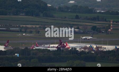 Glasgow, Regno Unito. 12 maggio 2020. Nella foto: Teleobiettivo vista dell'aeroporto di Glasgow. Volo Ryanair visto decollo dall'aeroporto di Glasgow per Dublino. Ryanair sta cercando di ripristinare il 40% dei voli a partire dal 1 ° luglio, come si tenta di girare la marea sulla crisi del coronavirus che ha colpito la compagnia aerea duro. Credit: Colin Fisher/Alamy Live News Foto Stock