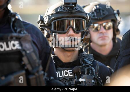 Una combinazione di aria e operazioni marine, ufficio di operazioni sul campo speciale team di risposta e Clayton County del Dipartimento di Polizia di partecipare in rapida formazione di corda da una CBP Black Hawk prima del Super Bowl LIII in Atlanta, Georgia. Foto Stock