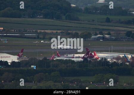 Glasgow, Regno Unito. 12 maggio 2020. Nella foto: Teleobiettivo vista dell'aeroporto di Glasgow. Volo Ryanair visto decollo dall'aeroporto di Glasgow per Dublino. Ryanair sta cercando di ripristinare il 40% dei voli a partire dal 1 ° luglio, come si tenta di girare la marea sulla crisi del coronavirus che ha colpito la compagnia aerea duro. Credit: Colin Fisher/Alamy Live News Foto Stock