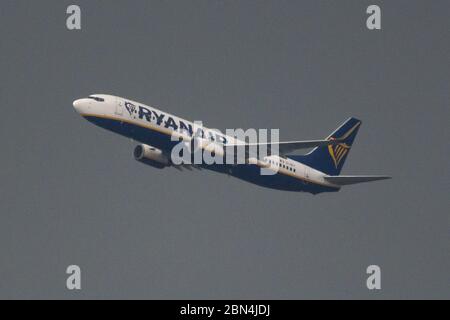 Glasgow, Regno Unito. 12 maggio 2020. Nella foto: Teleobiettivo vista dell'aeroporto di Glasgow. Volo Ryanair visto decollo dall'aeroporto di Glasgow per Dublino. Ryanair sta cercando di ripristinare il 40% dei voli a partire dal 1 ° luglio, come si tenta di girare la marea sulla crisi del coronavirus che ha colpito la compagnia aerea duro. Credit: Colin Fisher/Alamy Live News Foto Stock