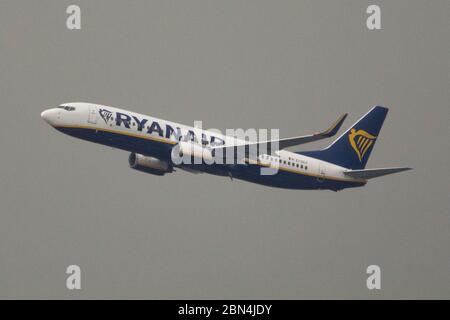Glasgow, Regno Unito. 12 maggio 2020. Nella foto: Teleobiettivo vista dell'aeroporto di Glasgow. Volo Ryanair visto decollo dall'aeroporto di Glasgow per Dublino. Ryanair sta cercando di ripristinare il 40% dei voli a partire dal 1 ° luglio, come si tenta di girare la marea sulla crisi del coronavirus che ha colpito la compagnia aerea duro. Credit: Colin Fisher/Alamy Live News Foto Stock