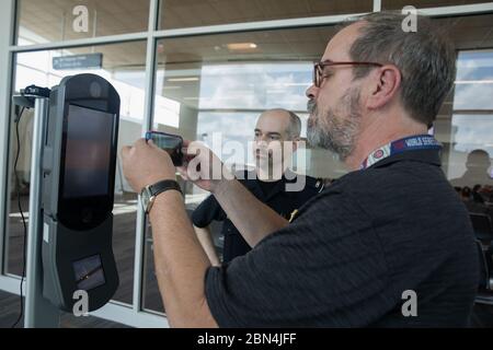 U.S. Customs and Border Protection, Office of Field Operations, gli ufficiali scattano foto biometriche dei passeggeri prima di salire a bordo di un volo all'aeroporto William P. Hobby di Houston, Texas, il 12 febbraio 2018. Visto qui, il tecnico dell'Ufficio dell'informazione e della tecnologia (OIT) del CBP effettua un controllo delle operazioni sull'apparecchiatura prima dell'orario di imbarco. .. Foto Stock
