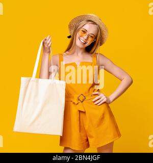 Borsa tote in tela con Mockup nelle mani di cute Teen Girl Foto Stock