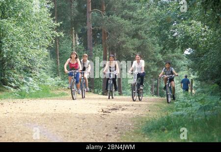 Le ragazze adolescenti in bicicletta a New Forest, Hampshire, Inghilterra Foto Stock