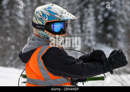 Uomo a cavallo motoslitta, Sun Peaks Resort, Sun Peaks, British Columbia, Canada Foto Stock