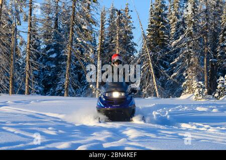 Uomo in motoslitta, Sun Peaks Resort, Sun Peaks, British Columbia, Canada Foto Stock