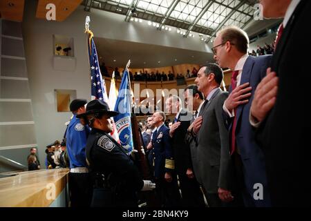 I colori sono collocati come Dipartimento del Segretario per la sicurezza interna Kirstjen Nielsen ospita il 15 ° anniversario della celebrazione della formazione del Dipartimento per la sicurezza interna tenutasi presso il Ronald Reagan Building a Washington, D.C., 1 marzo 2018. Dogana e protezione delle frontiere degli Stati Uniti Foto Stock