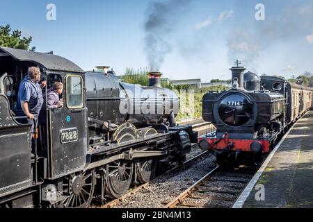 BR 'manor' 4-6-0 No. 7822 'Foxcote Manor' passa BR '57xx' 0-6-0 No. 7714 a Blue Anchor sulla West Somerset Railway durante il loro gala a vapore d'autunno Foto Stock